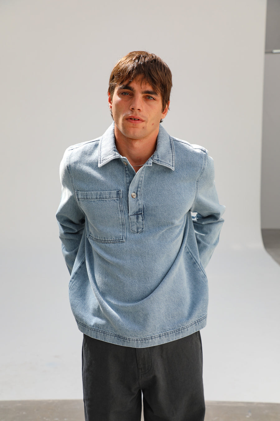 polo denim claro hombre bolsillo.
