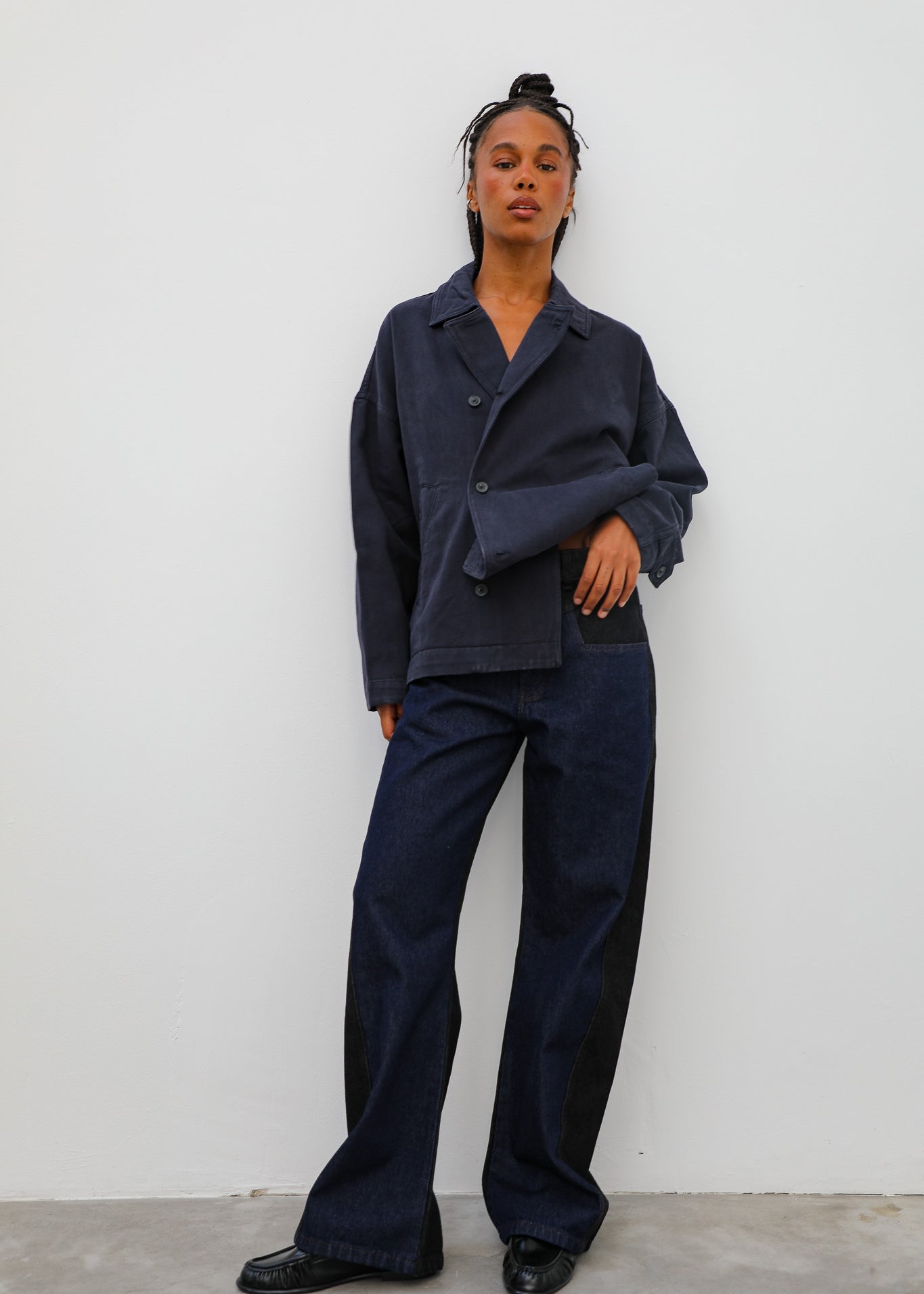 look mujer chaqueta sarga azul oscura cierre cruzado 
