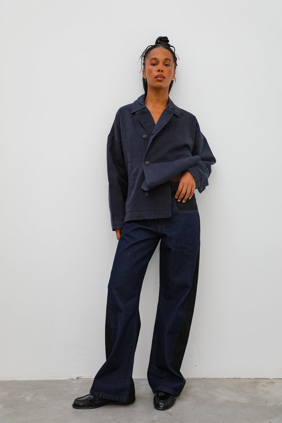 look mujer chaqueta sarga azul oscura cierre cruzado 