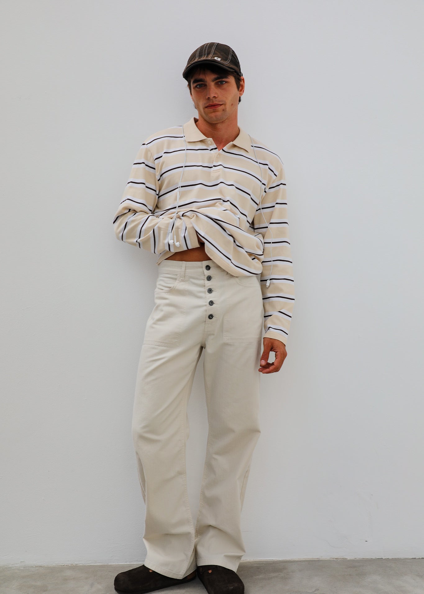 look hombre colección otoño, pantalón buttos textura retro y pernera ancha