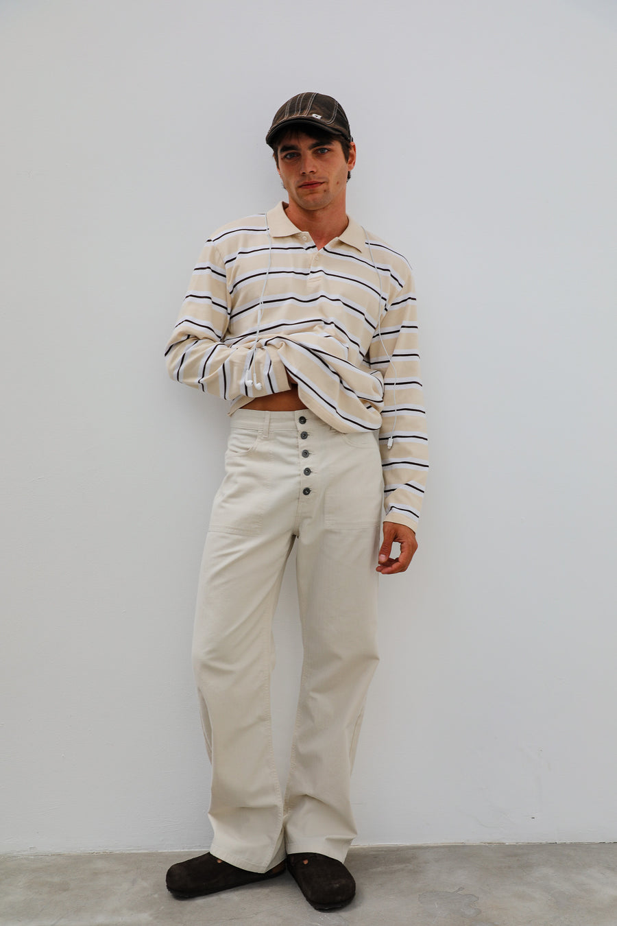 look hombre colección otoño, pantalón buttos textura retro y pernera ancha