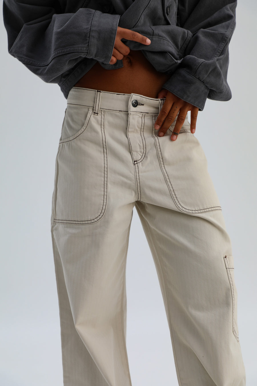 pantalones mujer retro con costuras visibles, tendencia colección otoño 2026