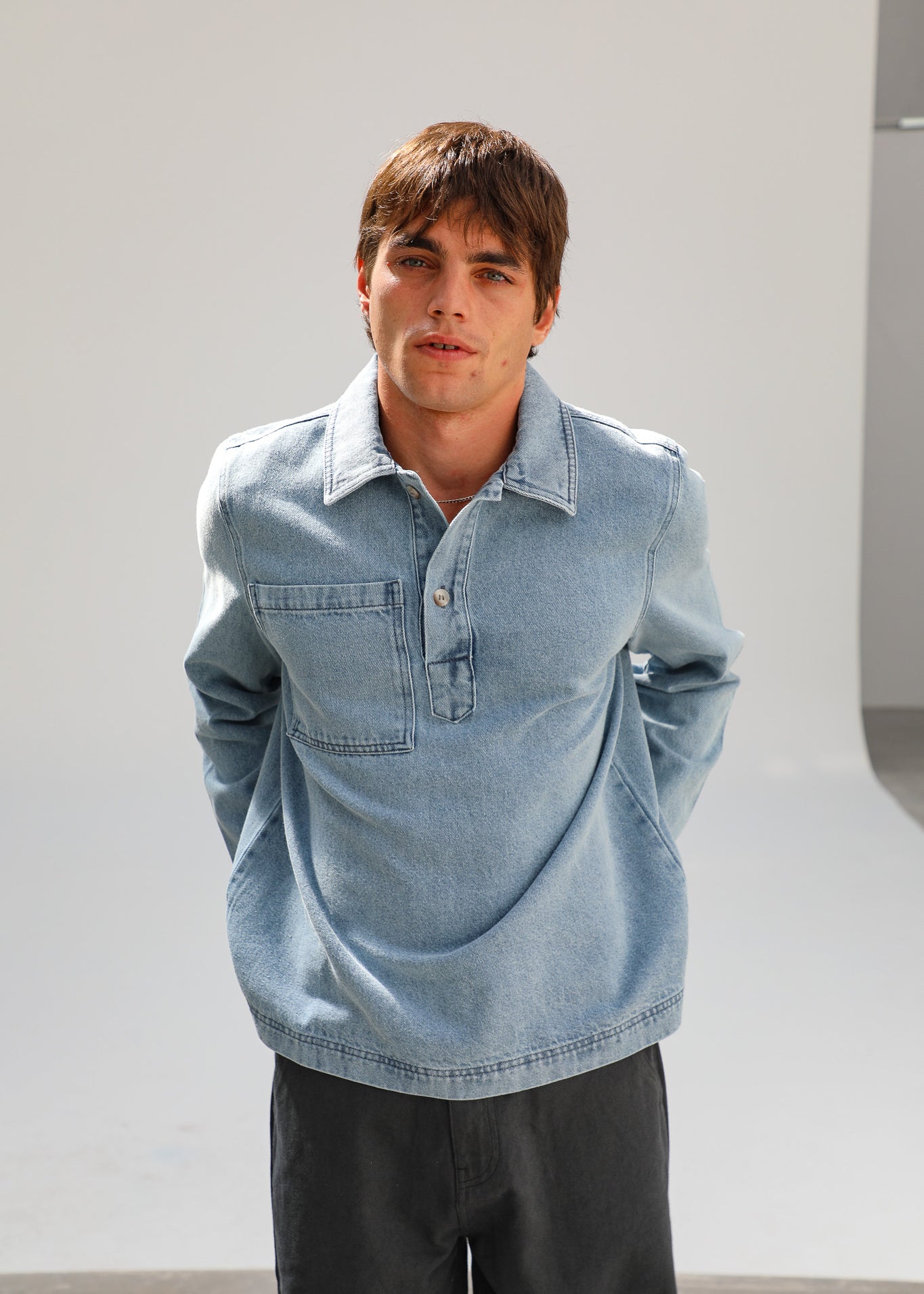 polo denim claro hombre bolsillo. 